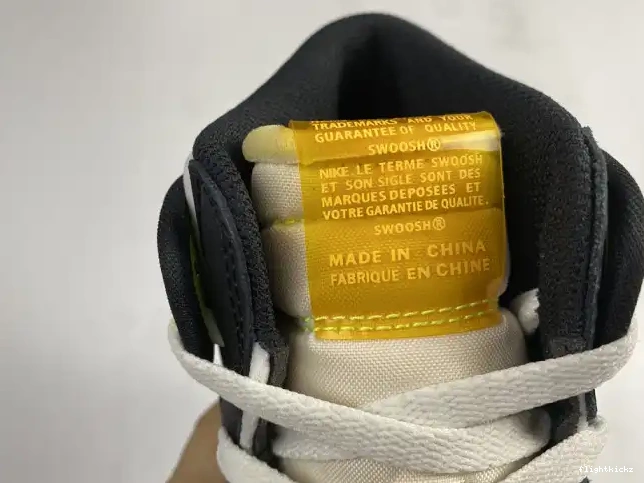 1 JORDAN RETRO 'VOLT AIR GOLD' OG HIGH 555088-118 0510